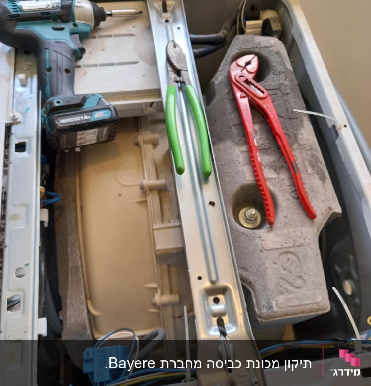 מברגה חשמלית, פליירים, חוטי חשמל בתוך מכשיר